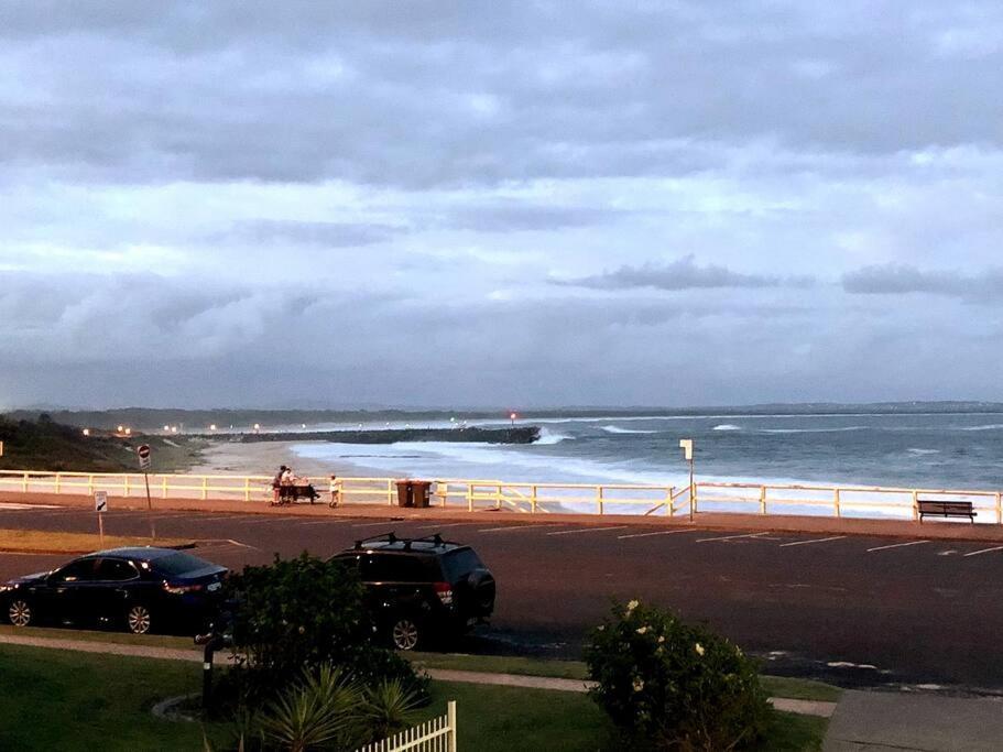 Waves On North, El Sandi 4, Beachfront Getaway Apartment