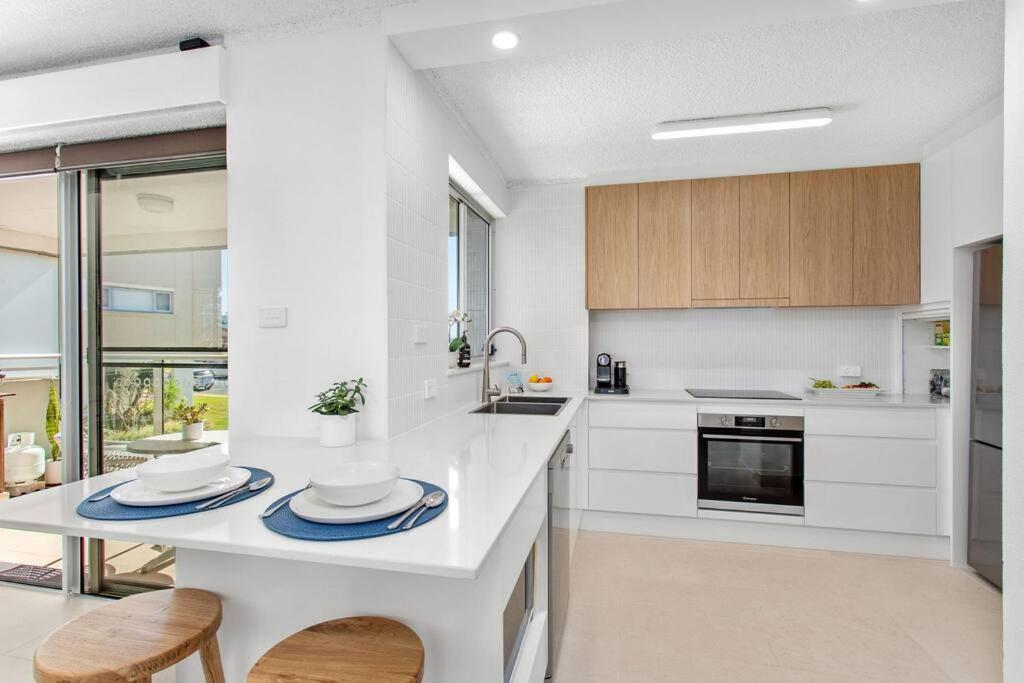 Waves On North, El Sandi 4, Beachfront Getaway Apartment Forster